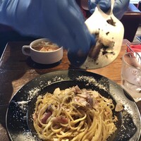 渋谷アチェーゾ - ポルチーニ茸とベーコンのクリームスパゲティ　1,380円　お姉さんがポルチーニ茸をすり下ろしてくれる