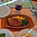 サイゼリヤ - 料理写真:ハンバーグ。赤ワイン。