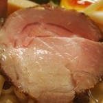 俺のラーメン あっぱれ屋 - 【1回目訪問】熱いスープに浸されているとレアチャーシューはすぐ火が入る