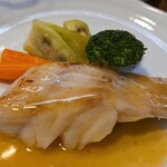 キッチン ブルー グローブ - 正面から、肉厚な真鯛、白身魚は好み