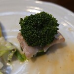 キッチン ブルー グローブ - ズッキーニへポワレ、その上にブロッコリー