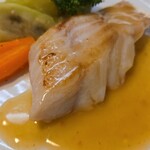 キッチン ブルー グローブ - 真鯛、程よい焦げ目のポワレ