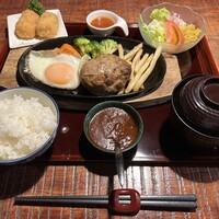 赤坂 津つ井 総本店 - 合挽ハンバーグ&カニクリームコロッケ