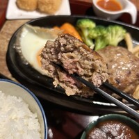 赤坂 津つ井 総本店 - ジューシーなハンバーグ
