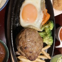 赤坂 津つ井 総本店 - デミグラスソースは後から自分でかけることが出来ます。