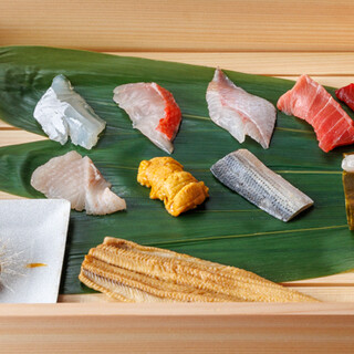 店主の目利きで毎朝仕入れる鮮魚をいかした“鮨”をご堪能あれ