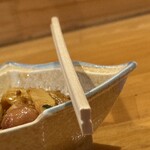 焼きもの家 慶 - この店にはあんまり不満な点がないけど、割り箸の質には難がある。細いし曲がってる事もある。曲がった箸とか座りにくい椅子はメシと酒を不味くする。最安の割り箸を使ってる店でも割と良いのもある。選定の問題。