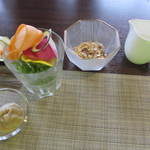 とよたま - 朝食　バーニャカウダ・サラダとグラノーラ