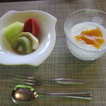 とよたま - フルーツとマンゴーゼリー入りのヨーグルト