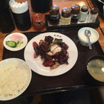 龍祥軒 - 黒酢の酢豚 880円
            ごはん、味噌汁、漬物、杏仁豆腐付き