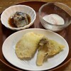 小川味処 - お通し（舞茸、南瓜の天ぷら、マグロ漬けのとろろ、魚の煮付け）