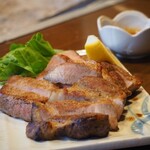 厚切り豚バラ炭焼き