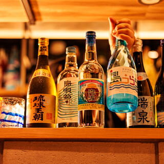 多彩な泡盛や自家製の南国果実サワーなどドリンクメニューも充実