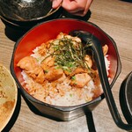 焼き鳥 飲み放題 個室居酒屋 地鶏坊主 - 親子丼です。盛り付けが雑な感じがします