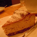 珈琲の詩 - 2014年4月　季節限定のいちごのチーズケーキ、ほんのり赤くて香りがいいです