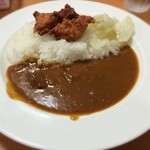 さだや - 唐揚げカレー。一口目はやっぱりレトルト業務用かあとも思ったが食べ進めるうちに？？？に。えっ甘辛スパイシーな大阪カレーじゃないか！添えられたキャベツ酢漬けからも某◯ディアンを標榜としてるのかな。ご飯も唐揚げもタハーだけど。で¥500。しかしココ
            はチェーン店なのだろうか…(･･