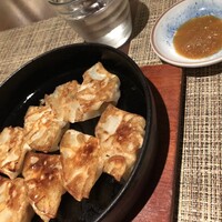 杏仁坊 二子玉川店 - 餃子も美味しい音をさせて提供してくださいます