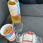 セイコーマート - 料理写真:大きなおにぎり（鮭）、フライドチキン（うま塩）