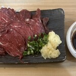 大衆立飲 もつ刺 すずき - これがグッドガイ　馬刺しフリーマン♡