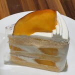 イタガキ フルーツ サロン - 2024.7.12（金）
      宮﨑産完熟マンゴーの甘さにびっくり！
      色も見た事ないぐらいの熟したテカったオレンジ色