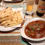 ドルーガ  - チーズナン & マトンヴィンダロカレー