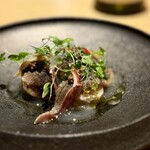 マンサルヴァ - 秋刀魚で、茄子とチーズをくるりと巻いていただきます。
      茗荷も効いた和テイストですが、今年お初の秋刀魚が美味しい！
      盛り上がる冷前菜ですねぇ。