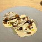 マンサルヴァ - あー、これもたまらんヤツや。
      牡蠣は仙鳳趾が一番好きかも。バーニャカウダ風のソースと玉ねぎの甘さが牡蠣に絶妙に合う！
      盛り上がる温前菜ですねぇ。