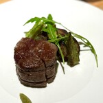 マンサルヴァ - 外食のメインで牛肉はあまりオーダーしないのですが、赤牛ちゃんは別。
      シンプルな炭火焼きですが、ヒレの旨味が充実していて美味〜♪