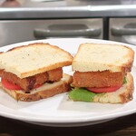 トリワイン ＰＩＫＯＳＨＨＨＵ - 鶏スパムカツサンド