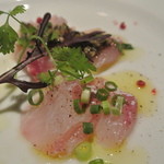 バール＆ビストロ　ポンレヴェック - イシナギのカルパッチョ（食べかけ失礼）