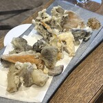 柳家 - 茸の天ぷら〜ウラベニホテイシメジ　チチタケ　サケツバタケ　ニンギョウタケ　ツエタケ　シャカシメジ　ハタケシメジ　ナギナタタケ　松茸　ロウジ　天然椎茸　舞茸　インカの目覚め