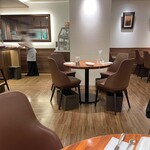 イタガキ フルーツ サロン - 2024.7.12（金）
      〜綺麗な店内〜
      〜食べる時はお客さん少ない中での飲食〜
      （名前を書いてから、けっこう待ってから入店）