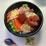 魚丼 - 料理写真:デリシャス丼８７５円。  


デリシャス丼のご飯は普通盛りでお願いました。