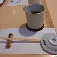 豊鮨 - 温かいお茶でお出迎え（冷たいお茶も選択可能）