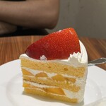 イタガキ フルーツ サロン - 2024.7.12（金）
      皮が凄く赤い完熟マンゴー（撮影者:すのうもどき）