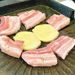 プルトゥンヌンテジ - ミナリサムギョプサル2人前、真ん中はさつまいも