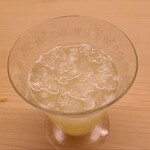 道人 - お飲み物①邪払(じゃはら、柑橘、和歌山県北山産)のトニックウォーター割り
      酸っぱくて鬼が逃げるという邪気祓いが名前の由来の邪払、京都らしい験担ぎの柑橘です