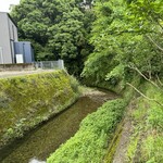 うなぎの美鶴 - 川のせせらぎを聞きながら待ちます。