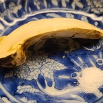 道人 - ⑩炭火炙り松茸(岩手県産)
      シャクッとした食感、噛む程に口腔内へ香りとと共にジワッと拡がる旨み
      産地の松茸には負けますが、しっかり松茸の香りが楽しめました