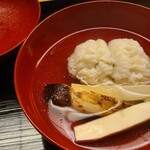 道人 - ④湯霜鱧(兵庫県淡路島仮屋産)、松茸(岩手県産)、利尻昆布&鮪節の出汁のお椀
      蓋を開けた瞬間に立ち登る松茸の香り
      利尻昆布の清んでキレのある旨み&鮪の血合い抜き本枯節の旨みが道人さんの醍醐味