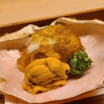 道人 - ①蒸し渡り蟹(岡山県産)の土佐酢ジュレ掛け
      渡り蟹の産卵は春～夏、雌蟹の旬は春～夏
      ②赤雲丹(福岡県藍島産)
      産卵は初秋～晩秋、旬は初夏～晩夏
      刻みオクラ添え