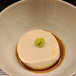 道人 - ③自家製胡麻豆腐、山葵載せ
      舌で上顎に押し付けプルプルでモチモチな食感を楽しみます
      胡麻の風味と山葵の香り、出汁醤油を合わせてツルりと頂きました