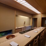 道人 - 店内装飾も華美さは無く、1輪の花差しの様な凛とした雰囲気があります
      そして女将さんの柔らかな応対に気持ちが癒されるます、お料理からホスピタリティまで素敵です