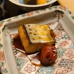 道人 - ⑯トロ鰆(三重県答志島産)の梅煮、梅添え
      愛知県伊良湖岬と三重県神島の長さ20kmの伊良湖水道で一本釣りされた鰆をトロ鰆という
      産卵は春～初夏、旬は秋～冬
      サイズは小さいが旬で脂がのり旨みがしっかり