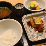 道人 - ⑮白ご飯《にえばな》(新潟県佐渡島産コシヒカリ)
      ⑯トロ鰆(三重県答志島産)の梅煮、梅添え
      ⑰お味噌汁
      ⑱お漬け物(浅漬け胡瓜、浅漬け白菜、浅漬け蕪、奈良漬け、生唐墨玉)&縮緬山椒