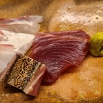 道人 - ⑥迷い鰹(京都府舞鶴産)の刺身とタタキ
      太平洋側の戻り鰹とは異なりシツコイ脂感ではなく、軽やかな脂の旨みと産地ならではの鮮度
      腹身は綺麗なサシが入っており脂の旨みが濃厚ですが後味はサラッとしています