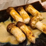 道人 - ④松茸(岩手県産)
      北海道の8月から九州の11月まで日本縦断しつつ収穫期が続く秋を代表する高級茸
      芳醇な香りと上品な旨みが特徴