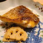 道人 - ⑧炭火焼き赤鯥(別称:ノドグロ、徳島県産)
      本来四国の赤鯥は脂のりイマイチで旨みも薄い
      しかし徳島の特殊な場所にいる個体は日本海北部の様な脂のりと旨みがある
      コレがそれ、極みの火入れでめちゃウマい