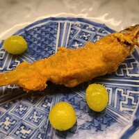道人 - ⑪子持ち小鮎(滋賀県琵琶湖産)の天麩羅
                      産卵は秋~晩秋、旬は春~秋、寿命1年
                      琵琶湖の鮎は川苔が無いので小さいまま
                      青い香り、脂が加熱により活性化し、より旨みを増しています
                      ⑫素揚げ銀杏(熊本県産)