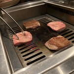 北海道焼肉 北うし - 焼いてくれます